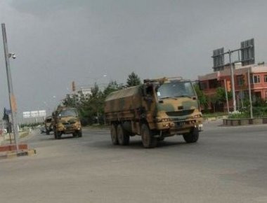 Πυροβόλα και ρουκέτες μετέφεραν οι Τούρκοι στα σύνορα με το κουρδικό καντόνι της Εφρίν (φωτό)